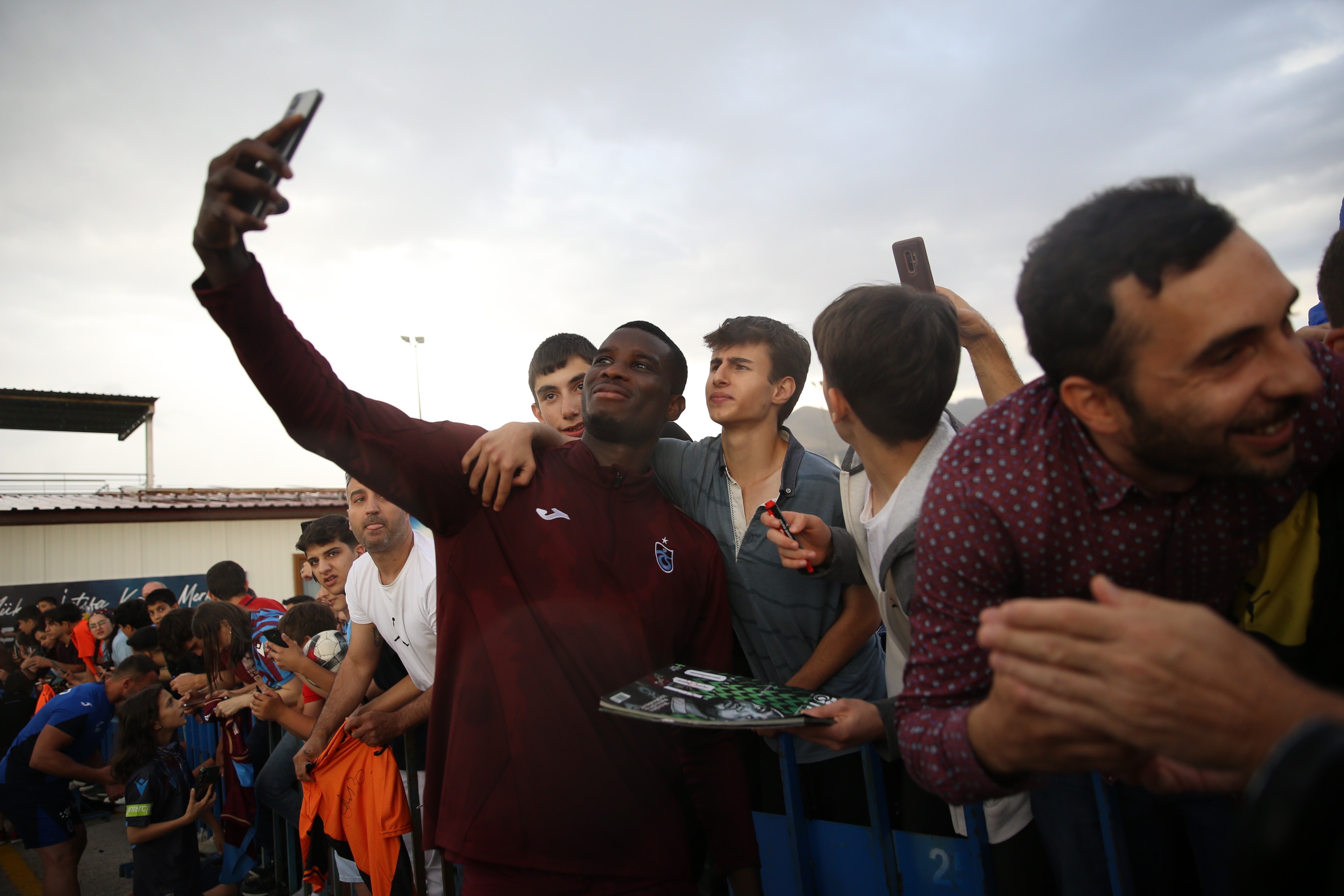 Trabzonsporlu futbolcular Erzurum'da yağmurlu havada taraftarıyla buluştu