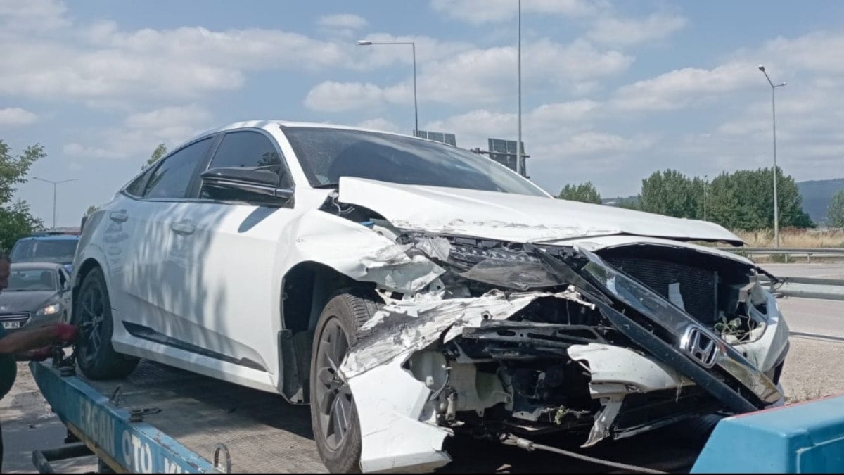 Bursa'da otomobil bariyere çarptı; 2'si çocuk, 4 yaralı