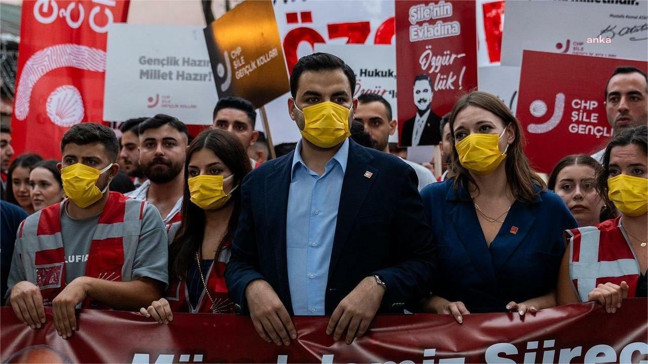 Gençlerden, tutuklu Mehmet Murat Çalık'a sarı maskeli destek