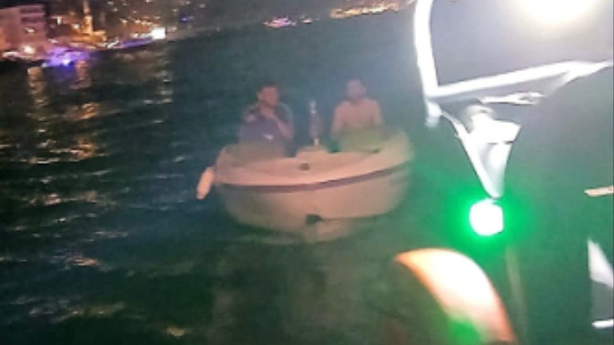 İstanbul Boğazı'nda sürüklenen tekne kurtarıldı