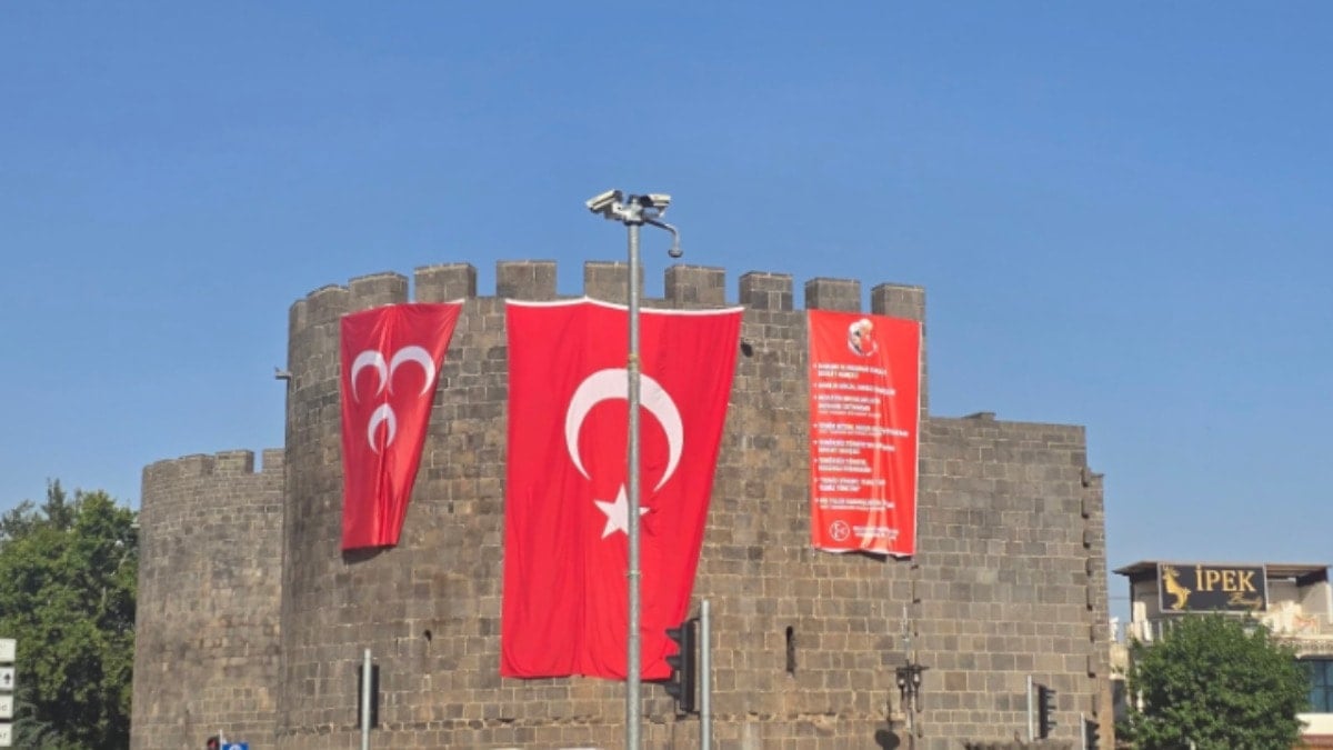Bahçeli talimat verdi, Diyarbakır surlarına üç sancak asıldı