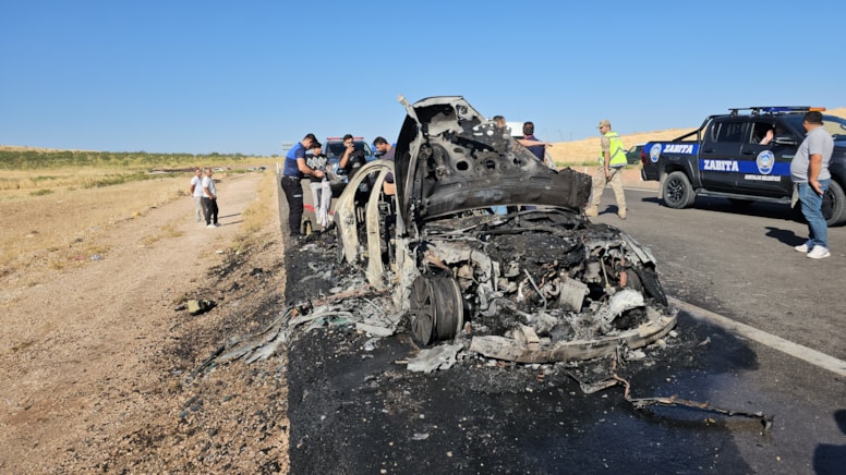 Seyir halindeyken yanan otomobilden geriye küller kaldı