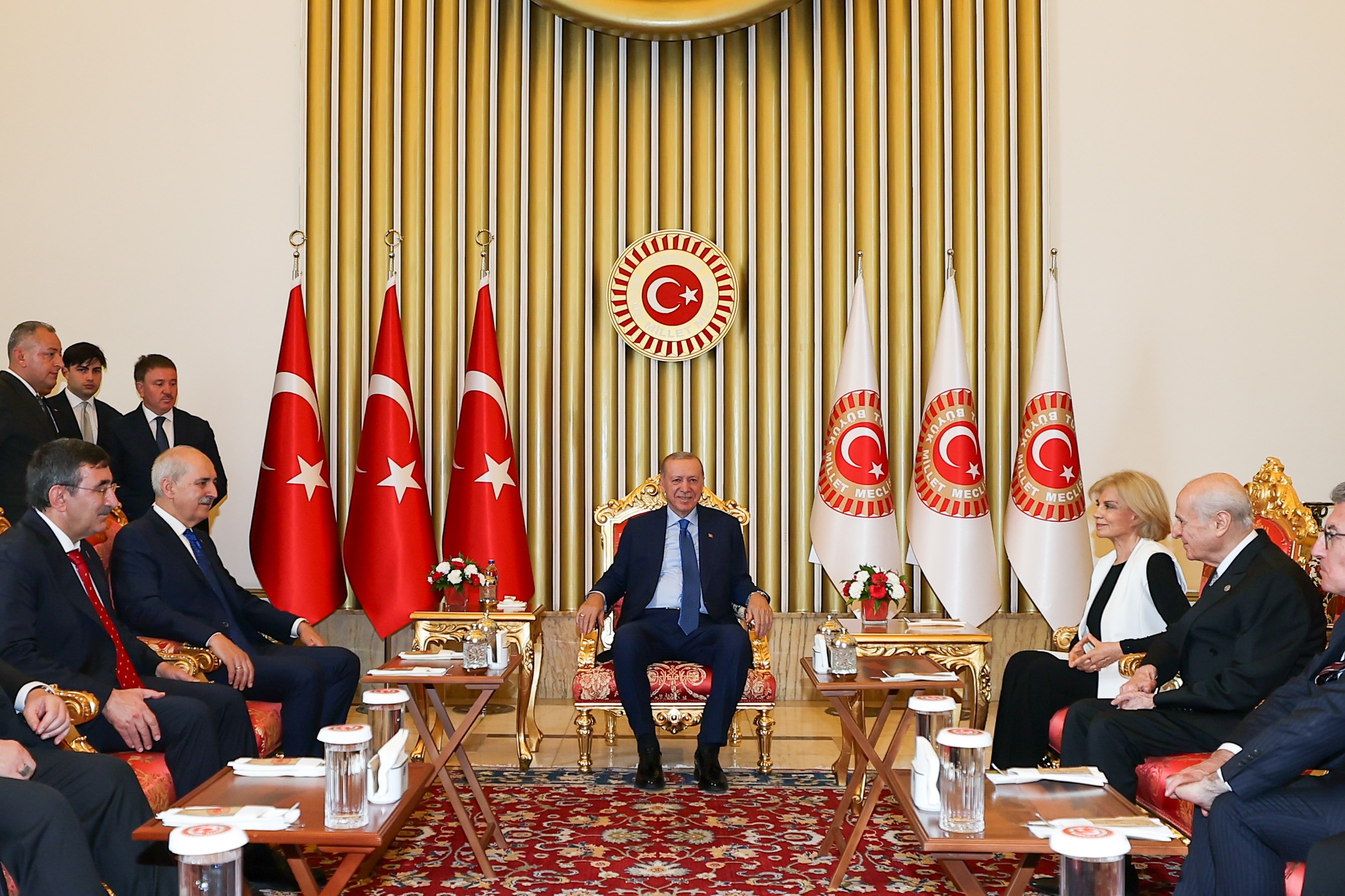 Erdoğan soluna onu oturttu, siyasete geri mi dönüyor?