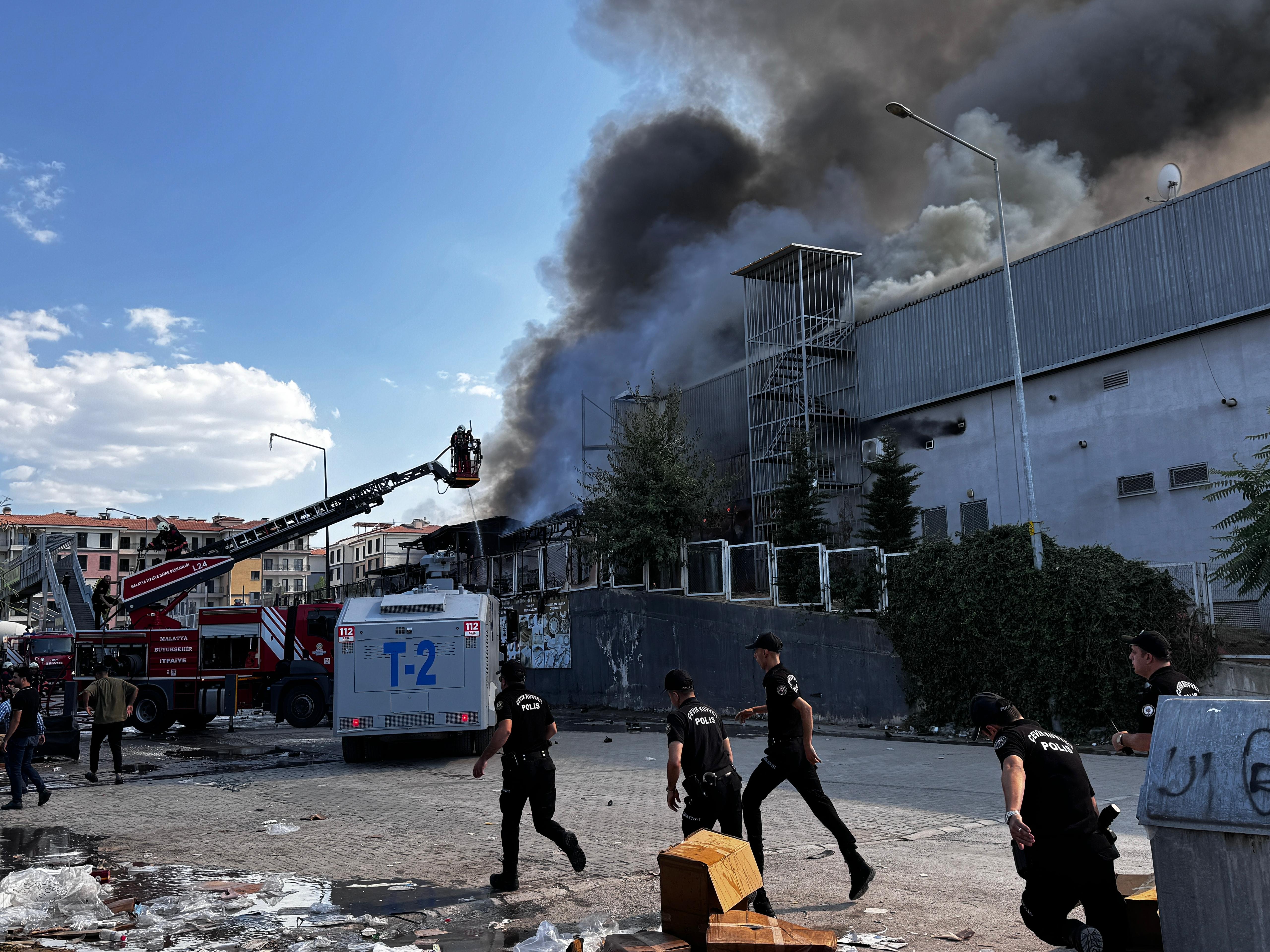 Malatya'da hırdavat mağazasında yangın