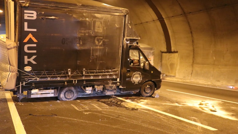 Tünelde korku dolu anlar, lastiği patlayan kamyonet devrildi