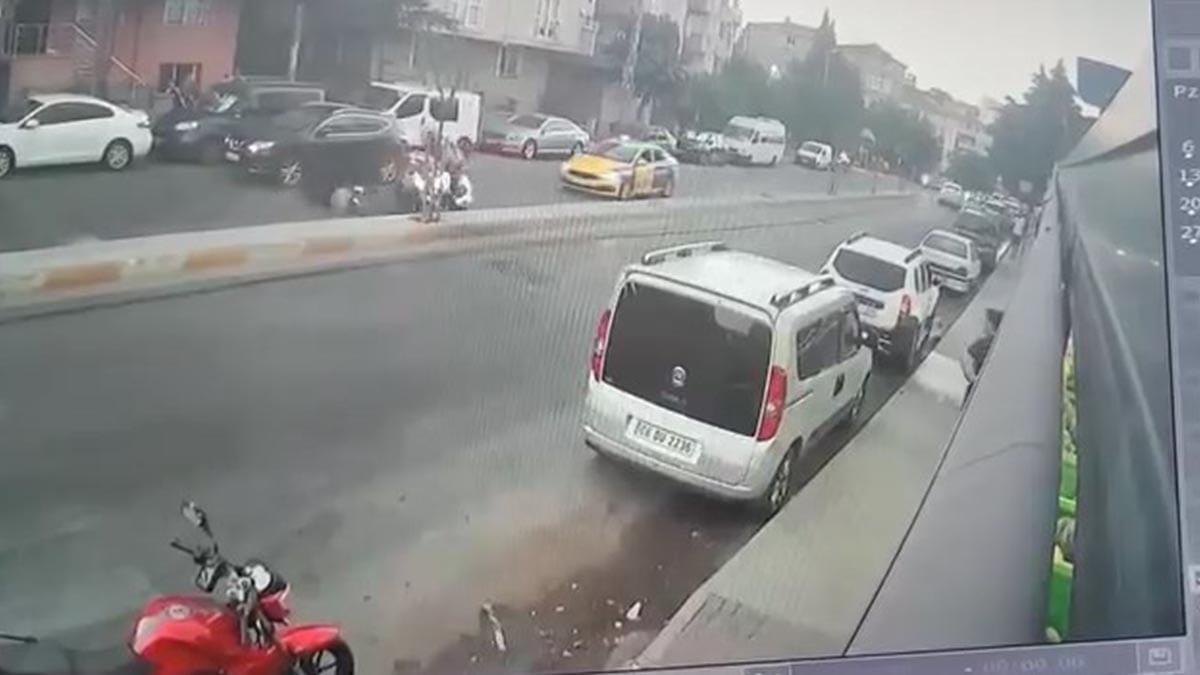 Pendik’te motosikletli sürücülerin karıştığı zincirleme kaza iş yeri kamerasında