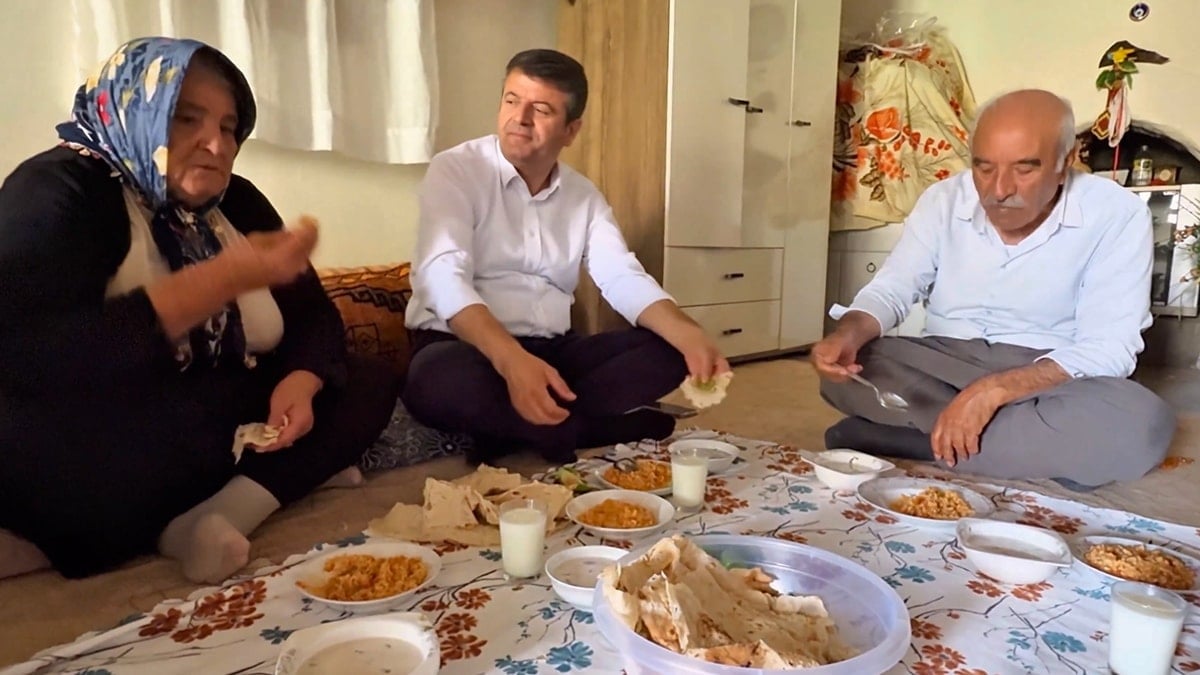 Ev hapsi kaldırılan Abdurrahman Tutdere ailesini ziyaret etti