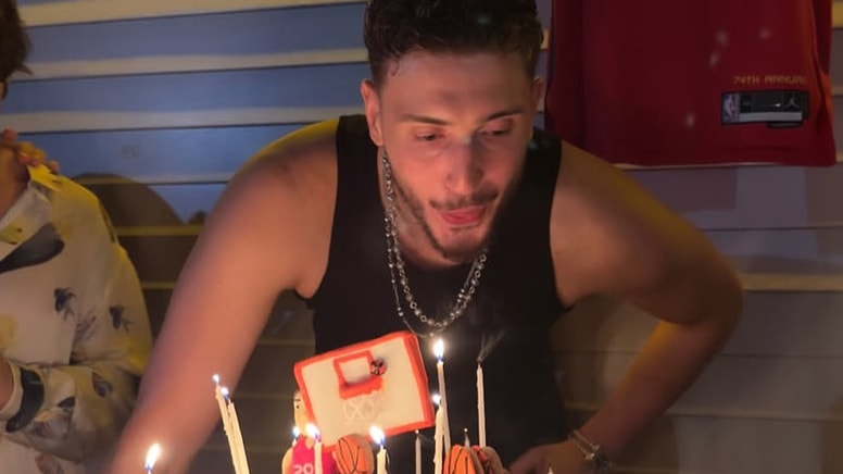 Alperen Şengün, Bebek'te dostlarıyla yeni yaşını kutladı