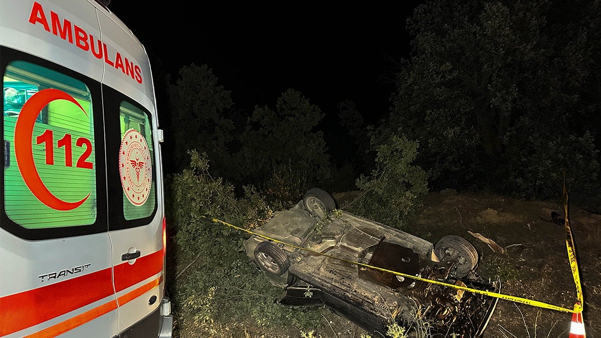 Uşak'ta şarampole devrilen otomobildeki 1 kişi öldü, 2 kişi yaralandı