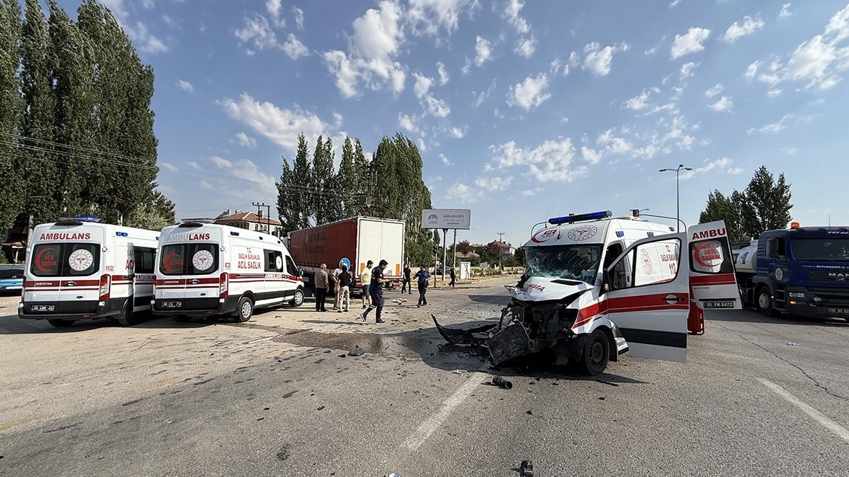 Ankara'da ambulans ile TIR çarpıştı! Yaralılar var