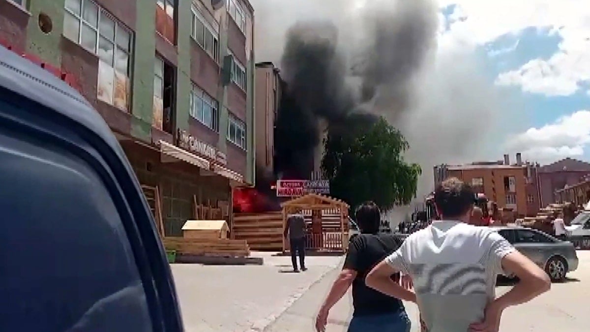 Ankara'da mobilyacılar sitesinde yangın