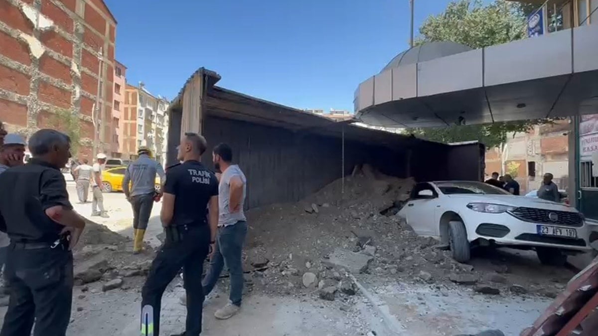 Hafriyat boşaltan kamyon, park halindeki otomobilin üstüne devrildi