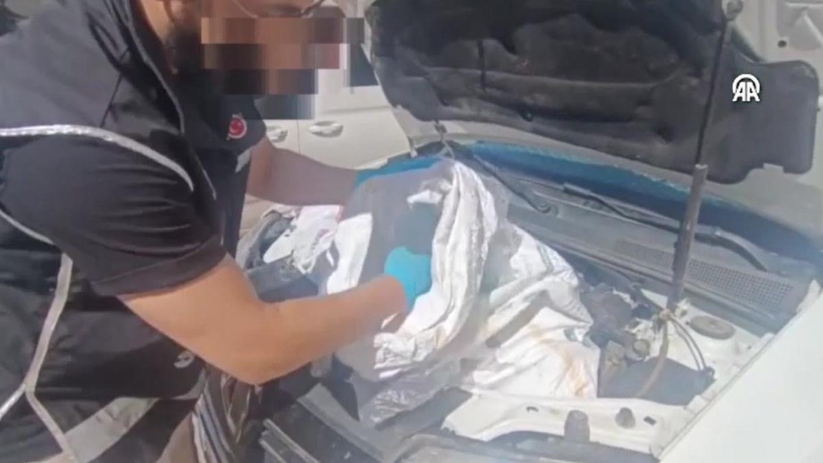 Aracın motorundan cephanelik çıktı