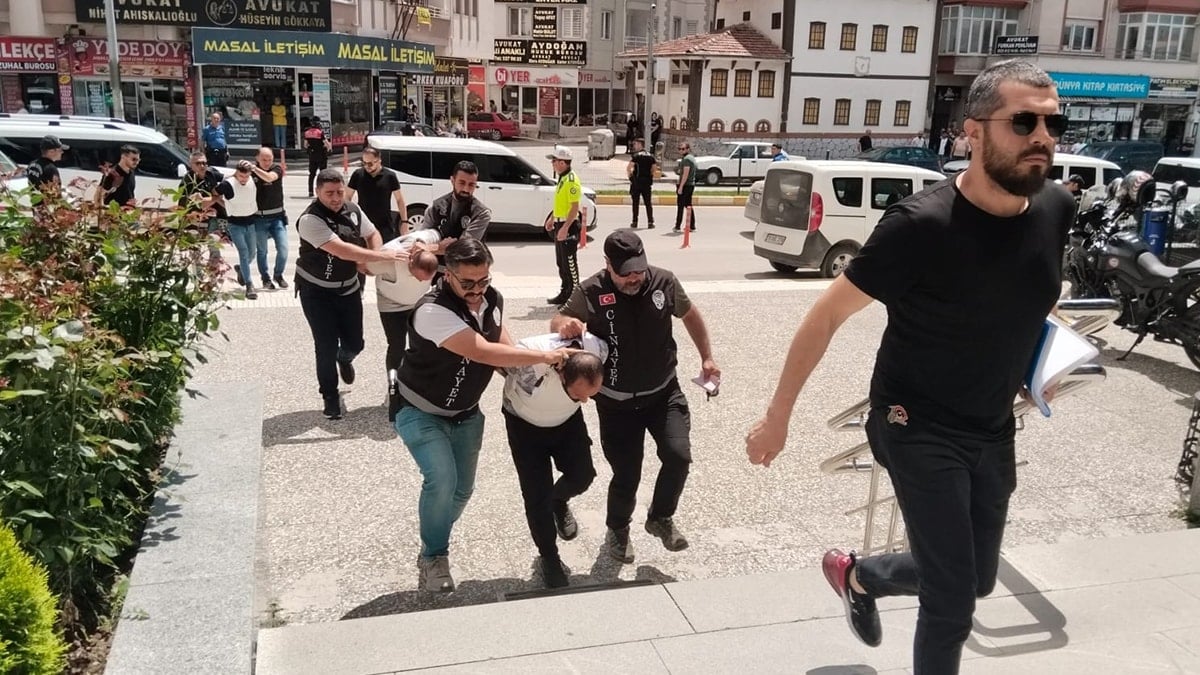 Arazide toprağa gömülü boğazı kesilmiş cesedi bulunmuştu: 3 kişi tutuklandı