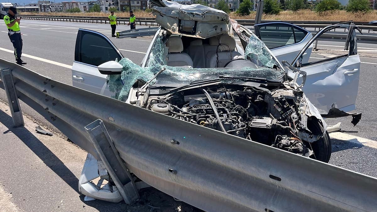 Kuzey Marmara Otoyolu'nda bariyerlere çarptı: 4 kişi yaralandı