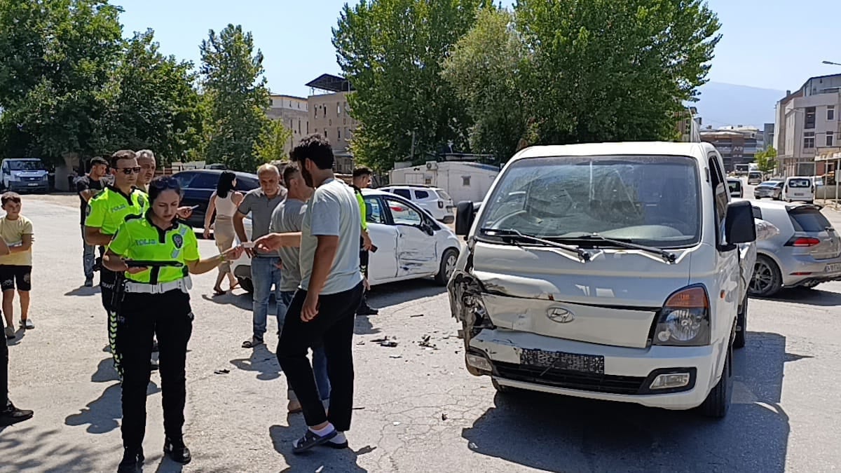 Bursa'da kamyonet ile otomobil çarpıştı: 2'si çocuk 3 yaralı
