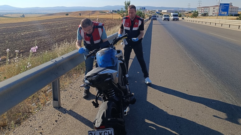 Bariyere çarpan motosiklet metrelerce sürüklendi: 1 ölü, 1 yaralı