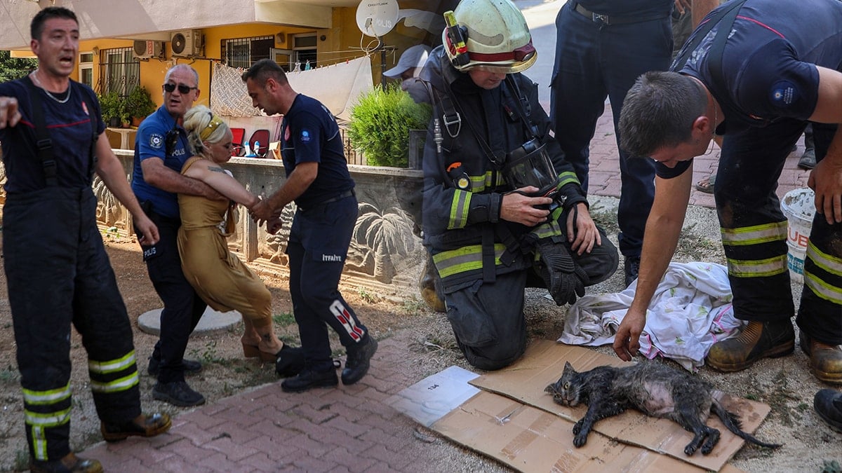 Dumandan etkilenen kedinin imdadına itfaiye ekipleri yetişti, sahibi gözyaşlarına boğuldu