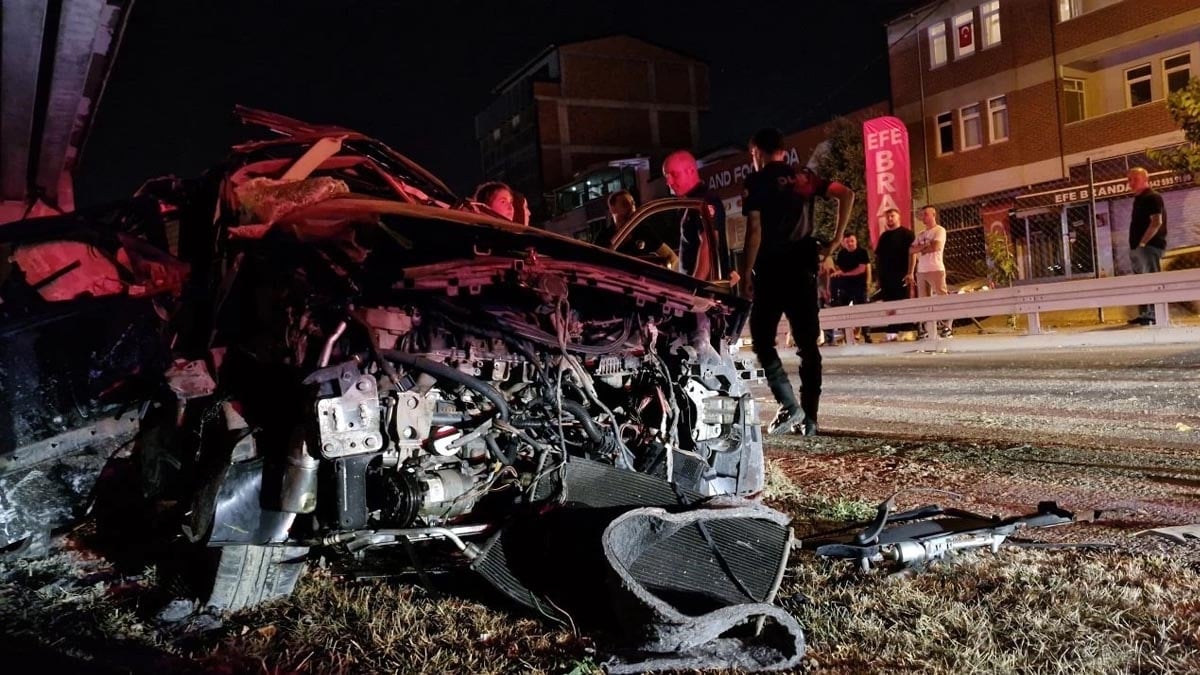 Kocaeli'de feci kaza! Otomobil köprü ayağına çarptı, 2 kişi ağır yaralandı