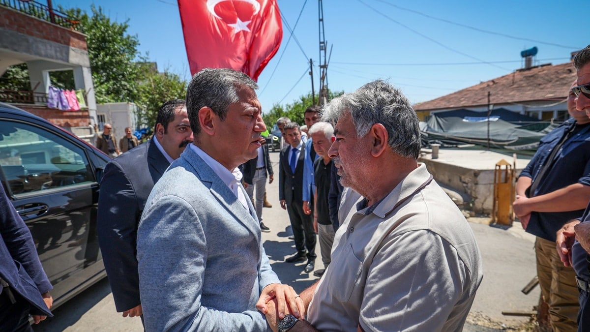 Özgür Özel'den şehit ailesine ziyaret