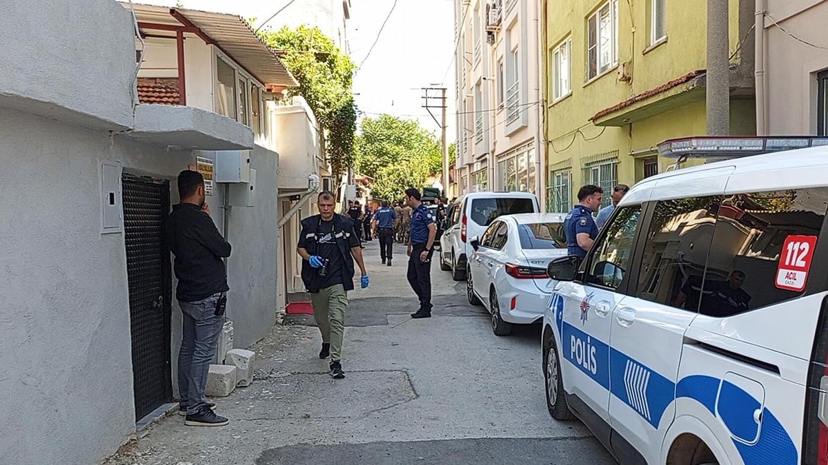 Sağlık ekibinin ihbarına giden polisi bıçakladı! Ortalık karıştı