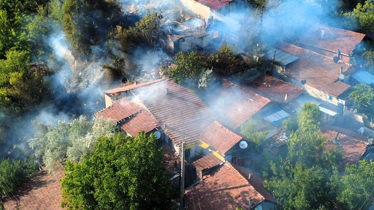 Karabük’te otluk alanda başlayan yangın 4 eve sıçradı