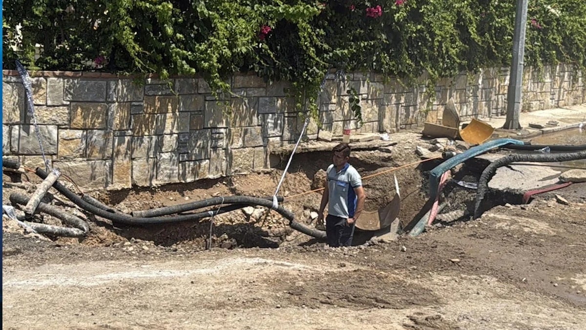 Bodrum'da ana su isale hattı patladı