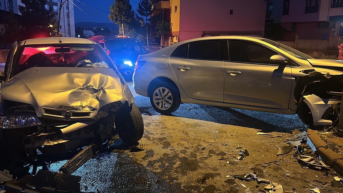 Sivas’ta İki Otomobil Çarpıştı: 6 Kişi Yaralandı