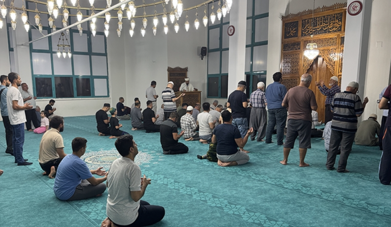 Camilerde toplanıp 'bu bela bitsin' diye dua ettiler