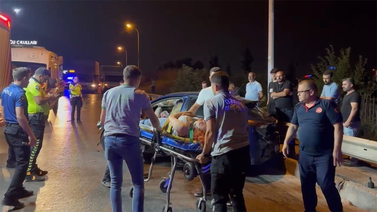 Duvara çarpan araçta can pazarı yaşandı