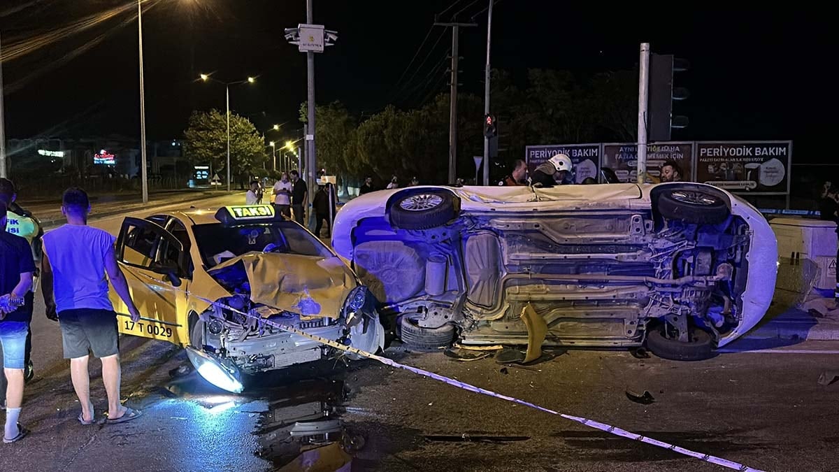 Çanakkale’de taksi ile otomobil çarpıştı: Yaralılar var