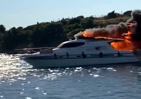 Lüks motor yat denizin ortasında alev alev yandı