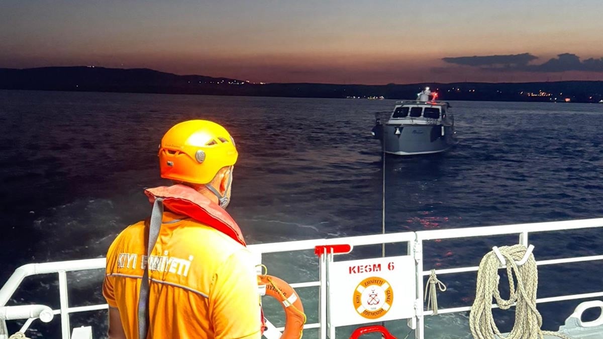Çanakkale Boğazı'nda makine arızası geçiren tekne kurtarıldı