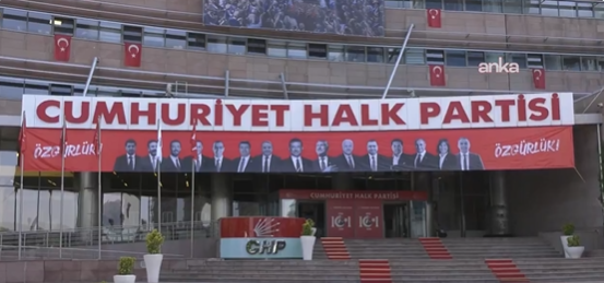 CHP bu sabah Genel Merkez binasına bu afişi astı!