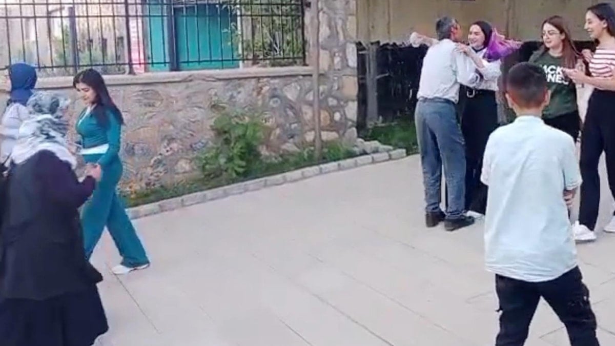 YKS çıkışında babası tarafından çiçekle karşılanan Çimen Gülen'in sınav sonucu belli oldu
