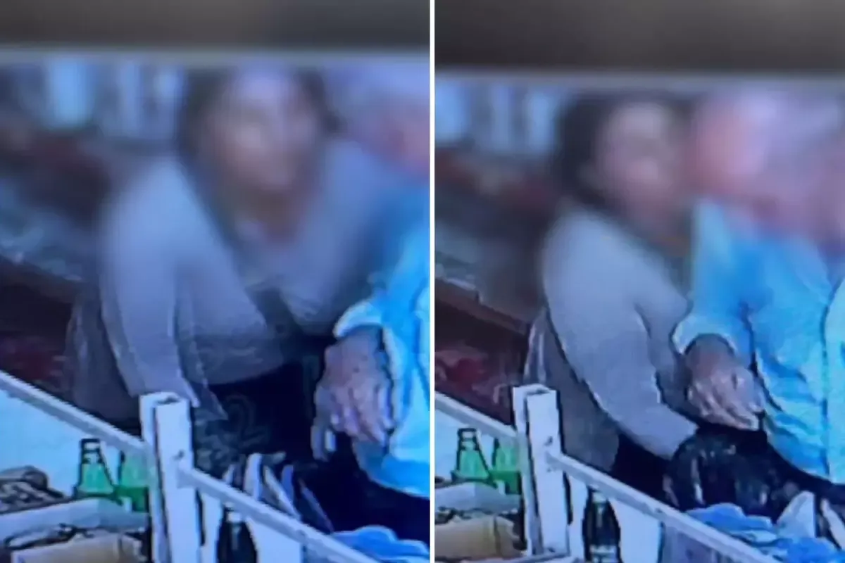 Yaşlı bakkalın dikkatini dağıtmak için elleri ile bacaklarına uzandı o sırada paraları çalıyordu