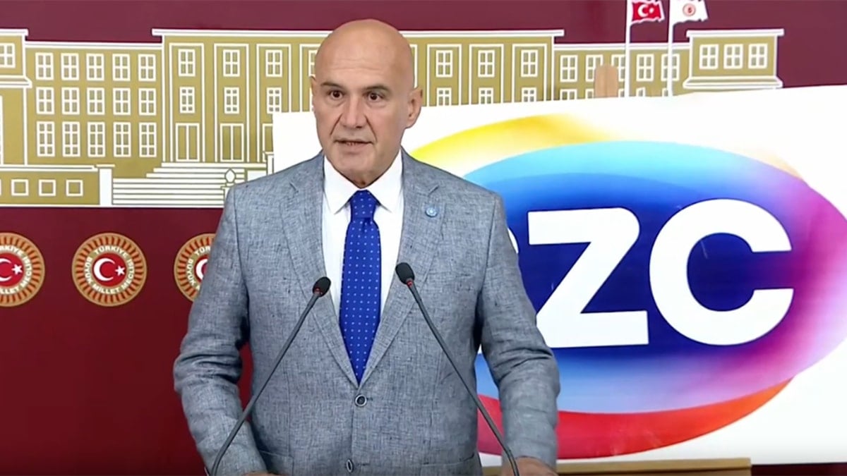 İYİ Partili Çömez'den ekran karartma cezası verilen Sözcü TV'nin logosunun önünde açıklama