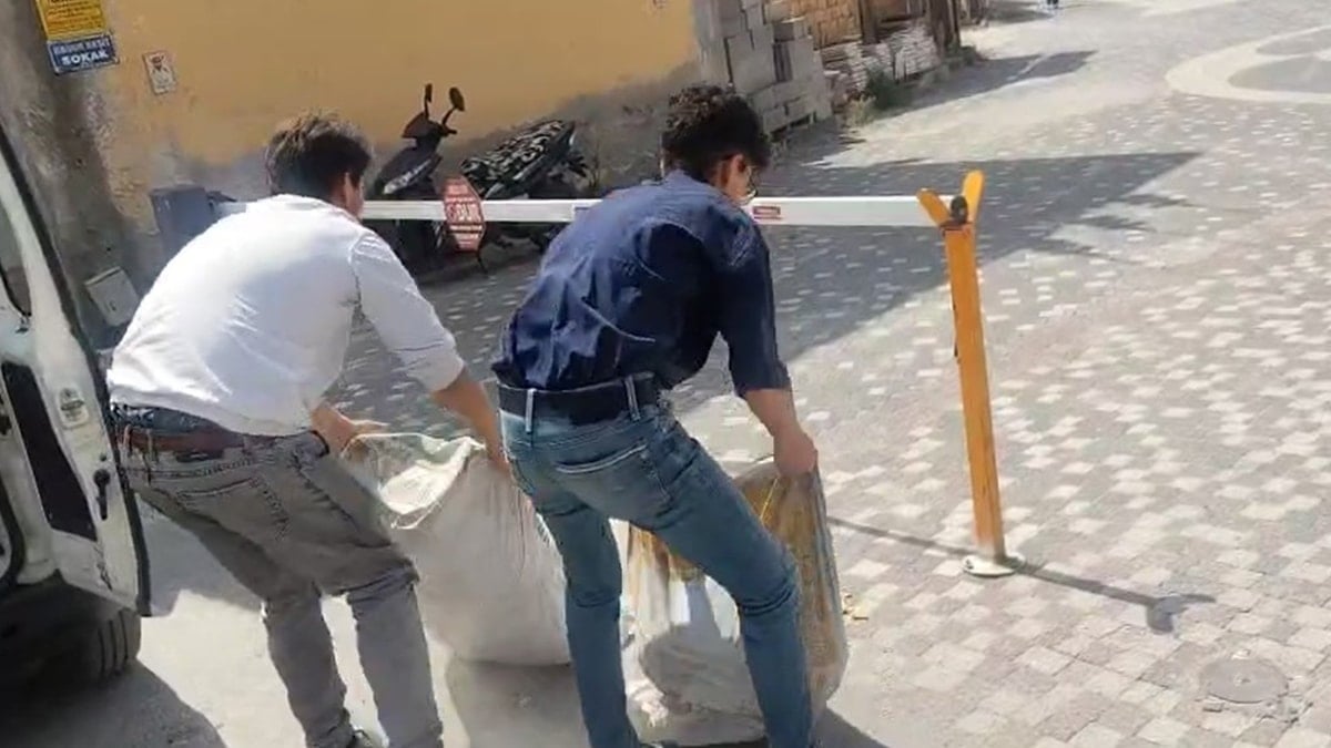 AKP'li belediye önünde çöp eylemi