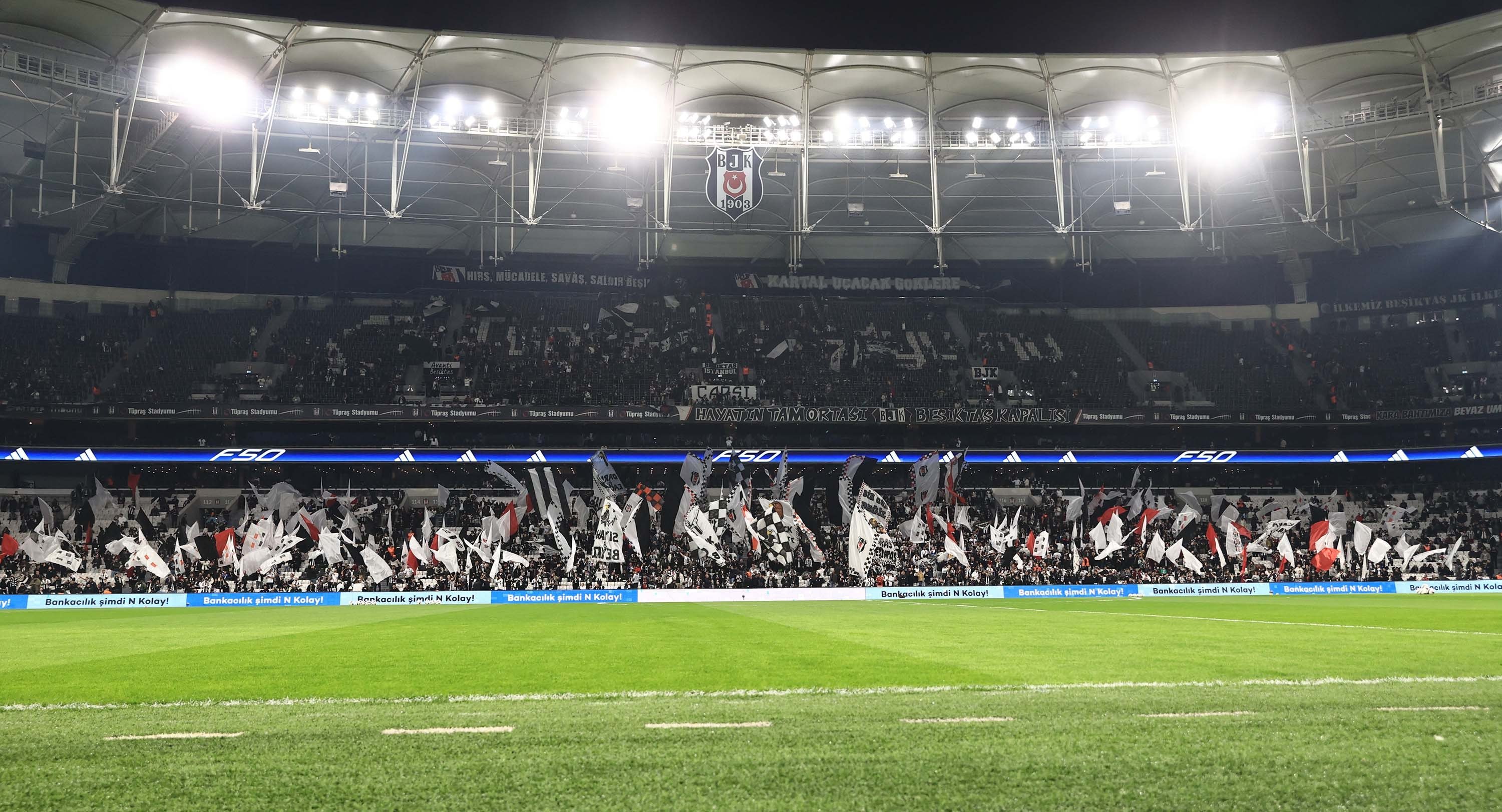 Sezonun ilk resmi maçında protesto
