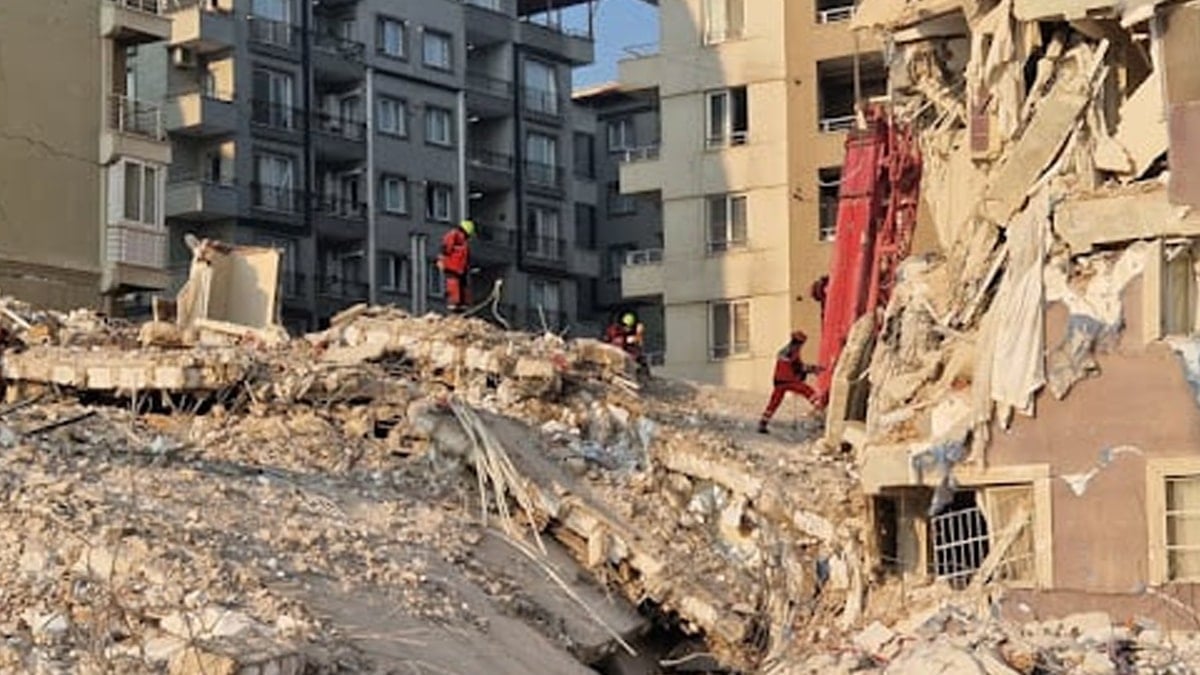 100 kişinin hayatını kaybettiği deprem davasının bilirkişi raporu 2.5 yıl sonra geldi