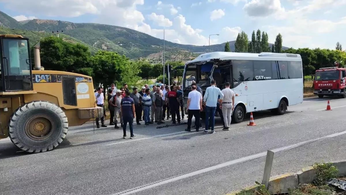 Afyonkarahisar'da midibüs ile TIR çarpıştı: 1’i çocuk 7 yaralı