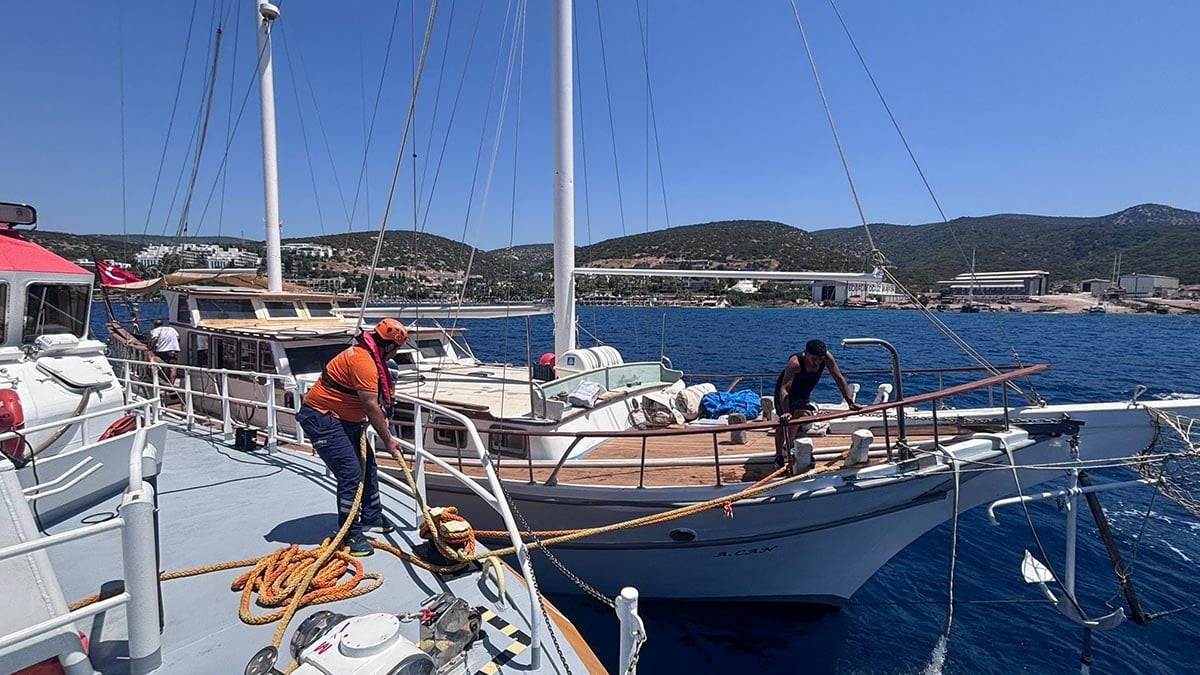 Bodrum açıklarında su alan tur teknesindeki 6 turist kurtarıldı