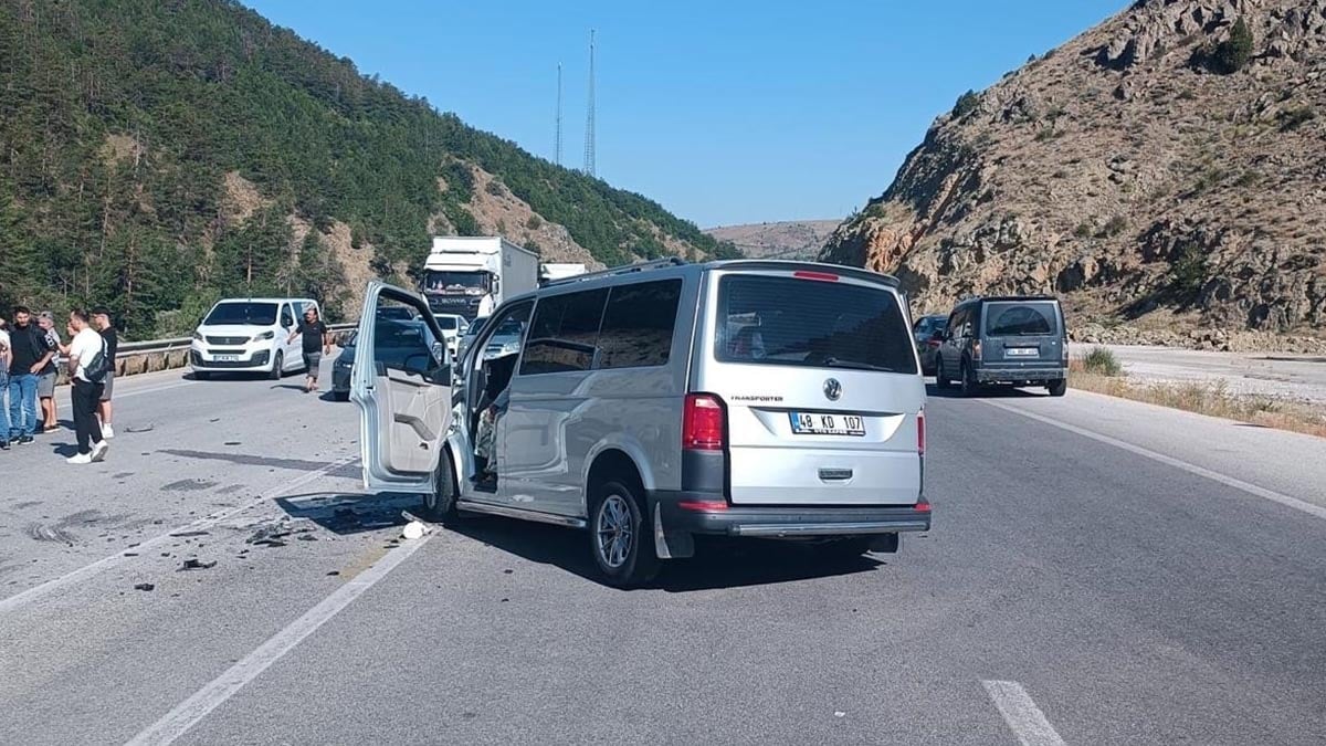 İki aracın çarpıştığı kazada 1 çocuk öldü, 9 kişi yaralandı