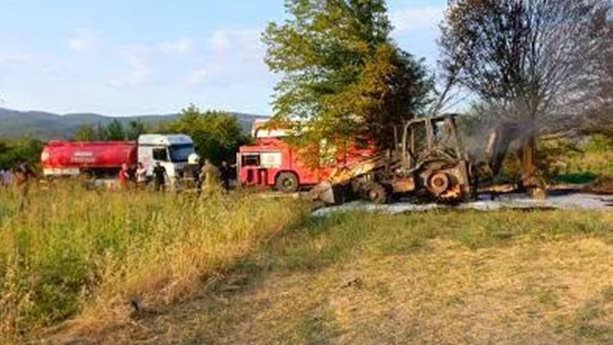 Tarlada ağaç sökümü yapan iş makinesi küle döndü