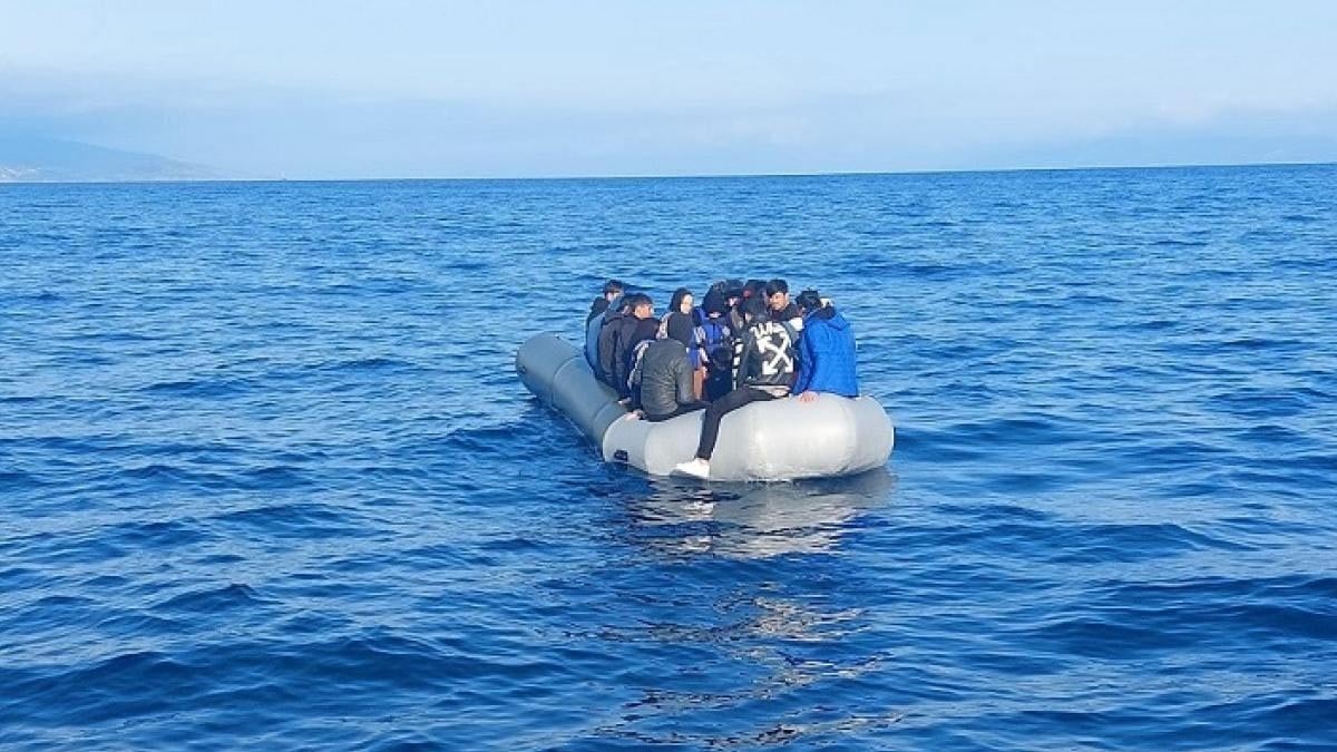 Foça açıklarında 24 düzensiz göçmen yakalandı