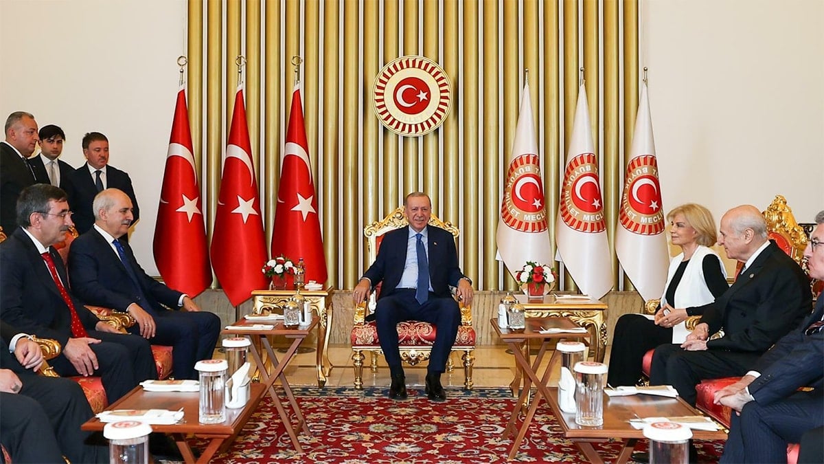 Meclis'te dikkat çeken kare: Erdoğan'ın hemen sağına oturdu