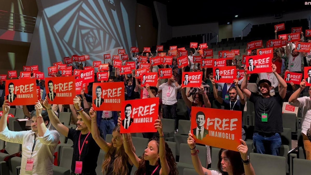 Paris'te “Free İmamoğlu” dövizleri