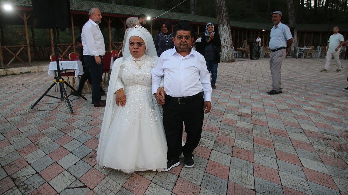 Akondroplazili çift 21 yıl sonra evlilik hayallerini gerçekleştirdi