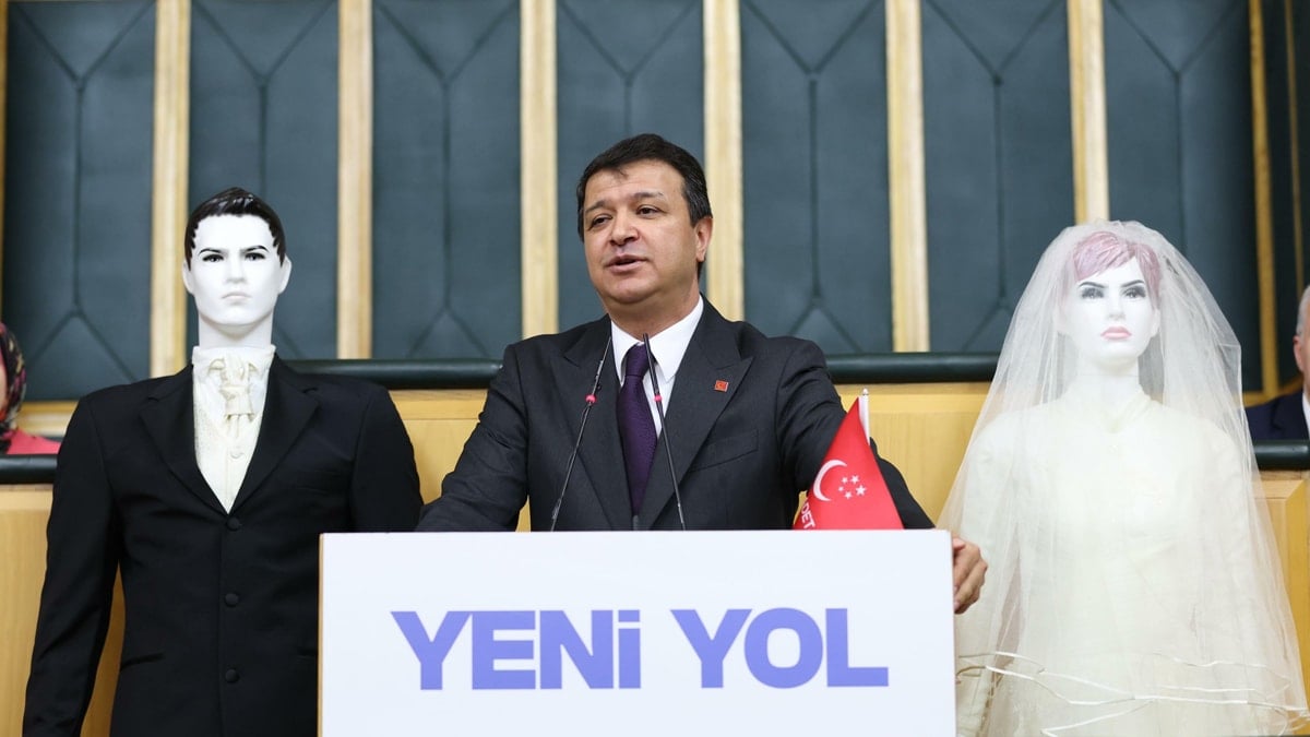 TBMM'de ilginç anlar: Kürsüye gelin ve damat mankenleriyle çıktı