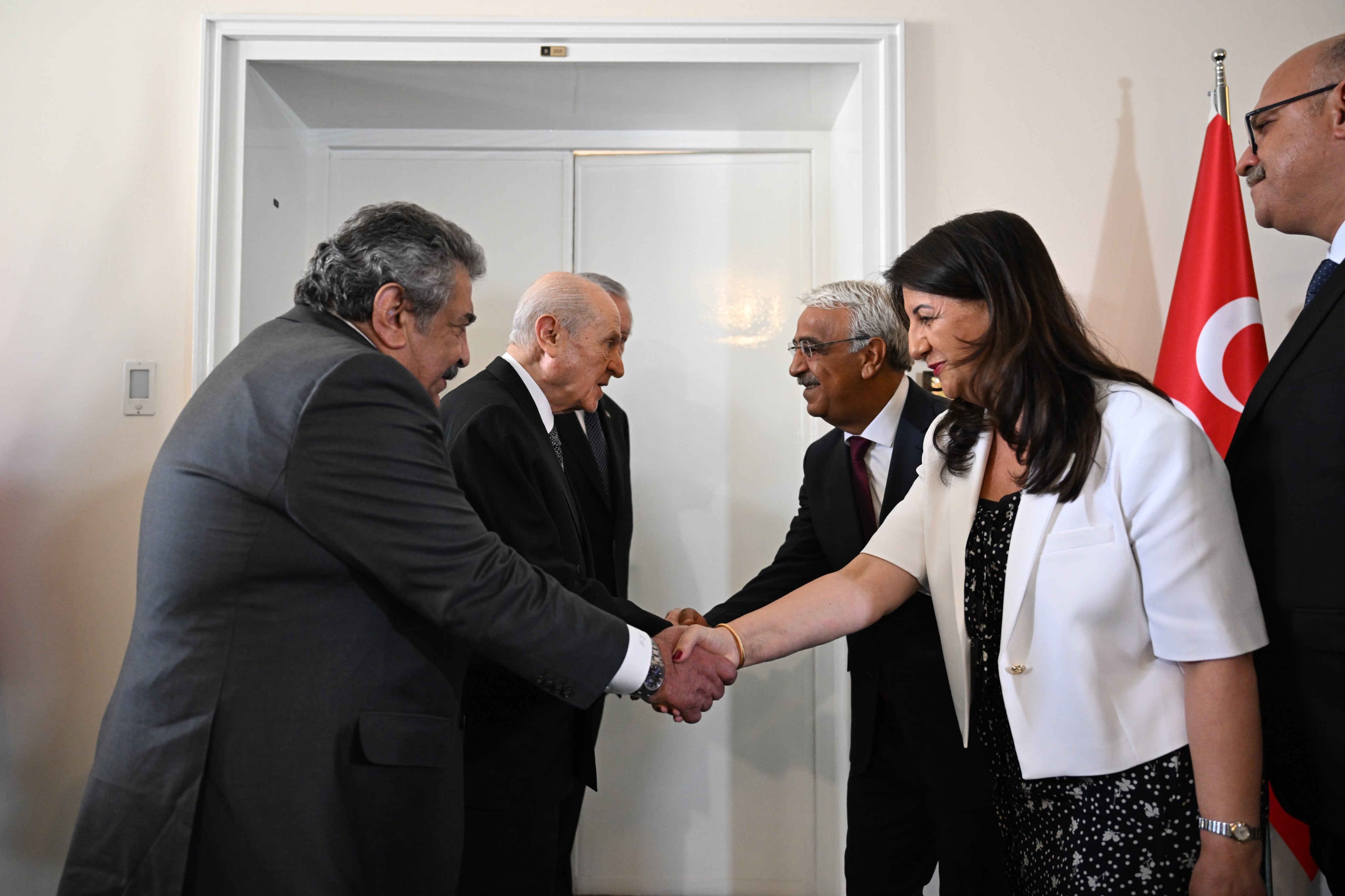 Bahçeli, İmralı heyetini kapıda karşıladı